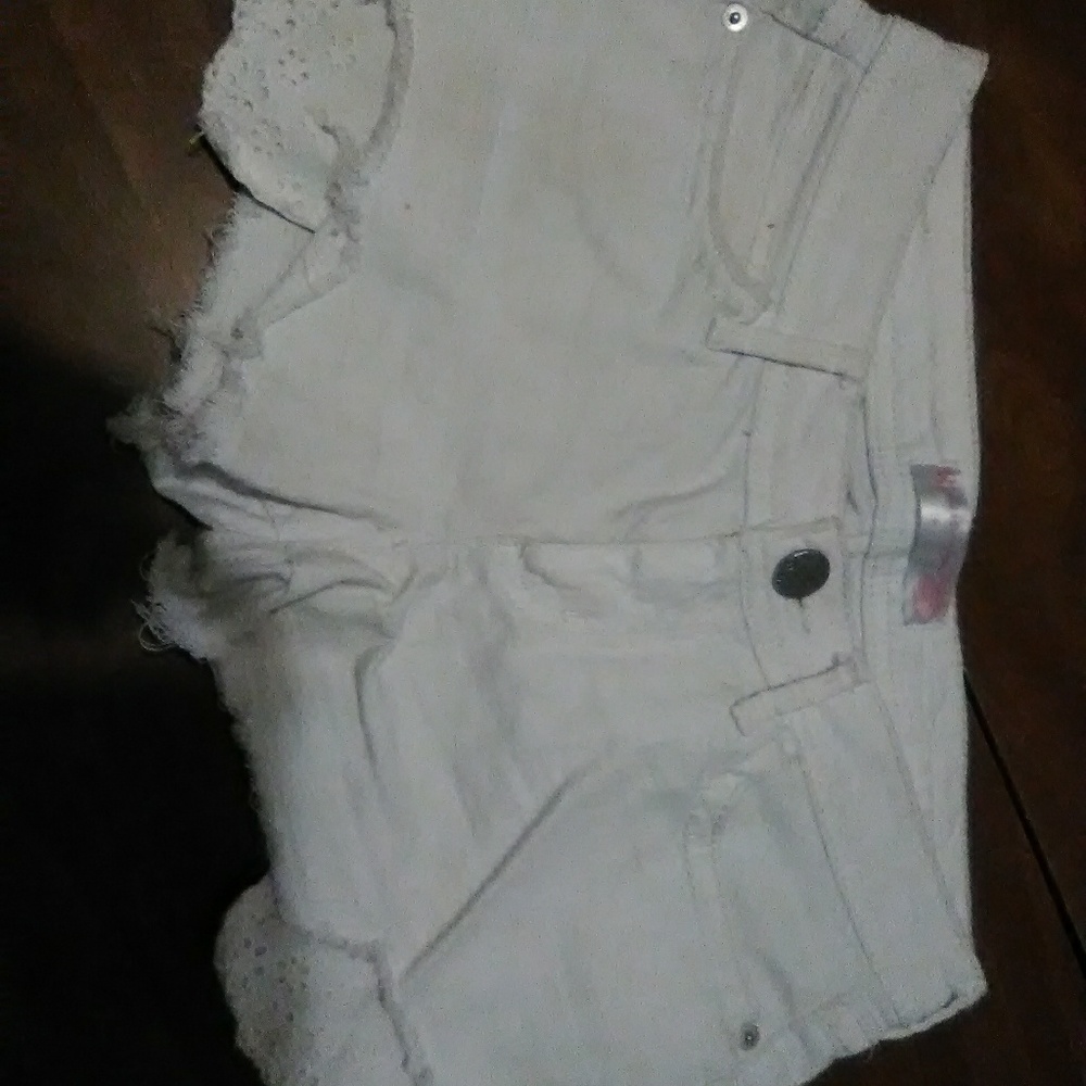 White jean shorts with flower pockets wore once